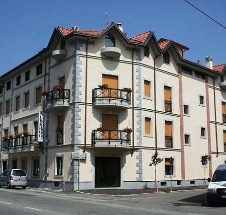 Locanda Sant'Ambrogio Cislago Exteriör bild